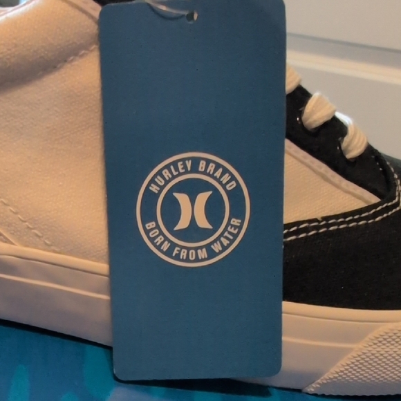 Hurley Black and White Sneakers for Everyday Comfort - Picture 2 of 4